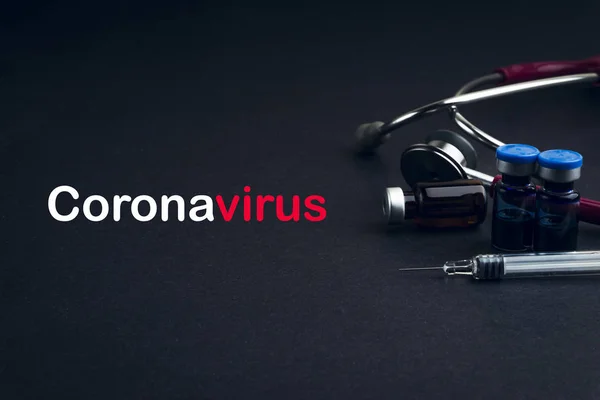 Stéthoscope Flacon Seringue Avec Les Mots Coronavirus Sur Fond Noir — Photo