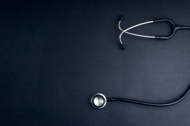 Siyah arka planda steteskop. Seçici odak ve kopyalama alanı