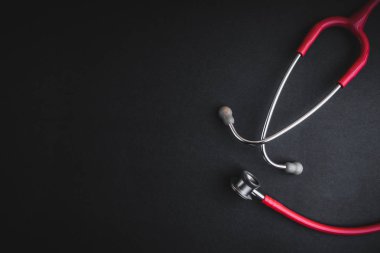 Siyah arka planda steteskop. Seçici odak ve kopyalama alanı