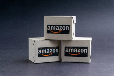 Kuala Lumpur, Malezya - 29 Ocak 2020: Amazon kargo kutuları kara arka planda. Alan ve Çevrimiçi satış kavramını kopyala