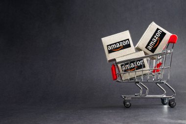 Kuala Lumpur, Malezya - 29 Ocak 2020: Amazon kargo kutuları ve siyah arka planda alışveriş arabası. Alan ve Çevrimiçi satış kavramını kopyala