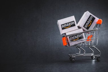 Kuala Lumpur, Malezya - 29 Ocak 2020: Amazon kargo kutuları ve siyah arka planda alışveriş arabası. Alan ve Çevrimiçi satış kavramını kopyala