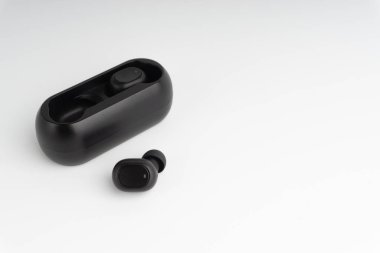 Beyaz arka planda kablosuz kulaklık ya da kulaklık. Alan ve teknoloji konseptini kopyala