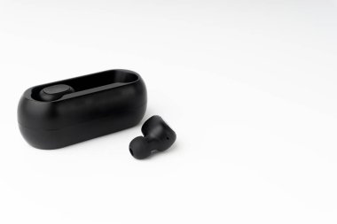 Beyaz arka planda kablosuz kulaklık ya da kulaklık. Alan ve teknoloji konseptini kopyala