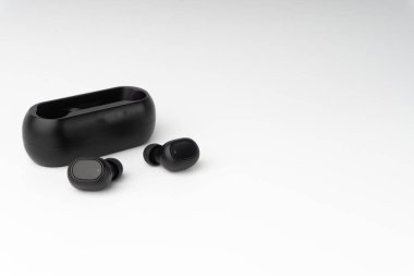 Beyaz arka planda kablosuz kulaklık ya da kulaklık. Alan ve teknoloji konseptini kopyala