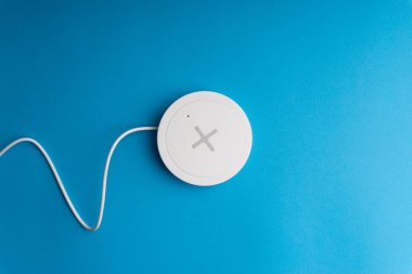 Mavi arkaplanda şarj pedi ya da rıhtım. Kablosuz şarj ve kopyalama alanı 