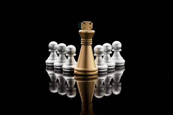 黒の背景に反射ガラスを持つチェスやチェスキングの王 チェスゲーム ビジネス リーダーシップと成功の概念 — ストック写真