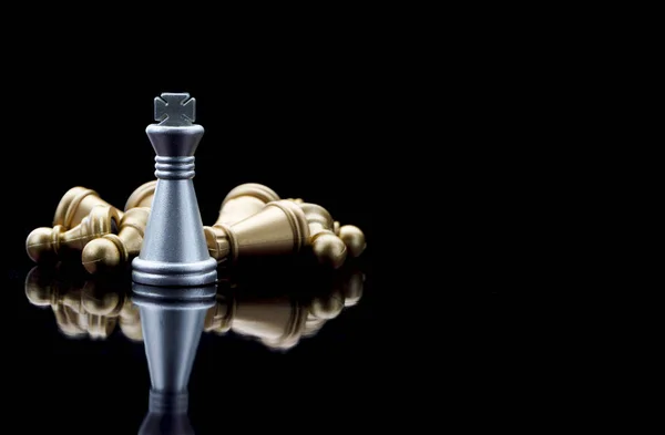 Šachový Král Nebo Šachový Král Reflexním Sklem Černém Pozadí Šachy — Stock fotografie