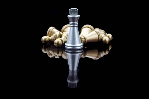 国际象棋之王或国际象棋之王 底色为黑色的反射镜 棋类游戏 领导力和成功概念 — 图库照片