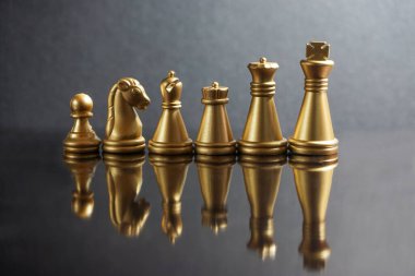 Satranç, kral, kraliçe, at, kale, fil, piyon ya da siyah arka planda yansıma camları olan kayısı yığını. Satranç, iş, rekabet, liderlik ve başarı kavramı