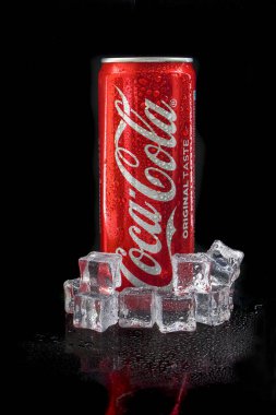 Kuala Lumpur, Malezya - 5 Mart 2020: Siyah arkaplanda kola içeceği. Coca Cola, Pepsi içeceğinin rakibidir.