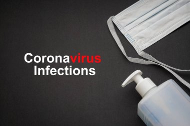 Koronavirüs enfeksiyonları metni antibakteriyel sabun dezenfektanı ve siyah arka planda koruyucu yüz maskesi. Covid-19 veya Coronavirus Kavramı 