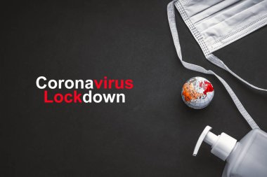 Antibakteriyel sabun dezenfektanlı Coronavirus kilitleme metni, dünya küresi ve siyah arka planda koruyucu yüz maskesi. Covid-19 veya Coronavirus Kavramı 