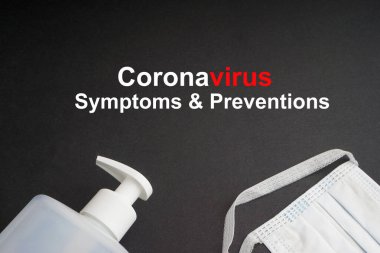 Koronavirüs semptomları ve önleme metni antibakteriyel sabun dezenfektanı ve siyah arka planda koruyucu yüz maskesi. Covid-19 veya Coronavirus Kavramı 