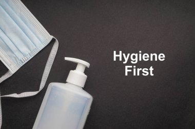 İlk mesajda antibakteriyel sabun dezenfektanı ve siyah arka planda koruyucu yüz maskesi. Covid-19 veya Coronavirus Kavramı 