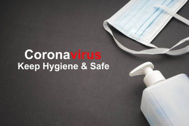 Coronavirus hijyen ve güvenli metin antibakteriyel sabun dezenfektanı ve siyah arka planda koruyucu yüz maskesi. Covid-19 veya Coronavirus Kavramı 