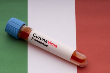 CORONAVIRUS PANDEMIC metin ve kan örneği vakum tüpü İtalya bayrakları arka planı. Covid-19 veya Coronavirus Kavramı 