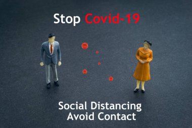 COVID-19 SOSYAL ARKADAŞI Koyu arkaplanda minyatür insanların olduğu mesajları durdurun. Covid-19 veya Coronavirus konsepti