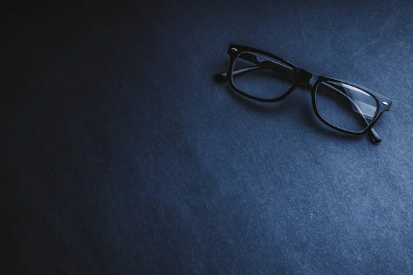 Gözlüklü Siyah Arka Planda Gözlüklü Seçici Odak — Stok fotoğraf