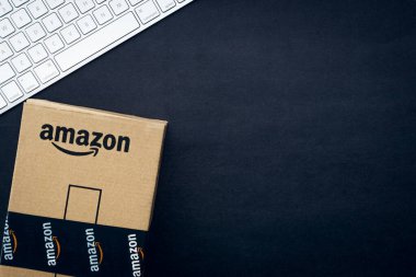 Kuala Lumpur, Malezya - 1 Nisan 2020: Amazon Prime box veya Amazon kargo kutusu kara arka planda. Ekin parçası, iş konsepti