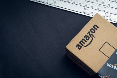 Kuala Lumpur, Malezya - 1 Nisan 2020: Amazon Prime box veya Amazon kargo kutusu kara arka planda. Ekin parçası, iş konsepti