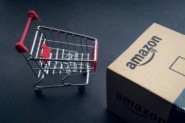 Kuala Lumpur, Malezya - 1 Nisan 2020: Amazon Prime box veya Amazon kargo kutusu kara arka planda. Ekin parçası, iş konsepti