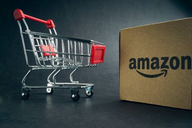 Kuala Lumpur, Malezya - 1 Nisan 2020: Amazon Prime box veya Amazon kargo kutusu kara arka planda. Ekin parçası, iş konsepti