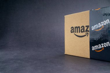 Kuala Lumpur, Malezya - 1 Nisan 2020: Amazon Prime box veya Amazon kargo kutusu kara arka planda. Ekin parçası, iş konsepti