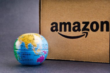 Kuala Lumpur, Malezya - 1 Nisan 2020: Amazon Prime box veya Amazon kargo kutusu kara arka planda. Ekin parçası, iş konsepti