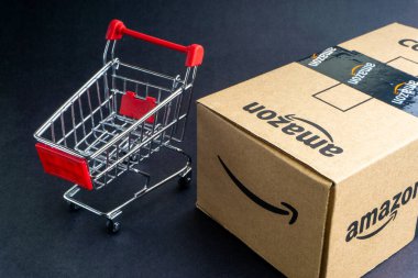 Kuala Lumpur, Malezya - 1 Nisan 2020: Amazon Prime box veya Amazon kargo kutusu kara arka planda. Ekin parçası, iş konsepti