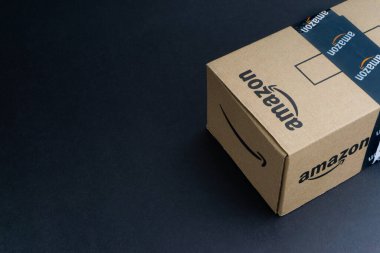 Kuala Lumpur, Malezya - 1 Nisan 2020: Amazon Prime box veya Amazon kargo kutusu kara arka planda. Ekin parçası, iş konsepti