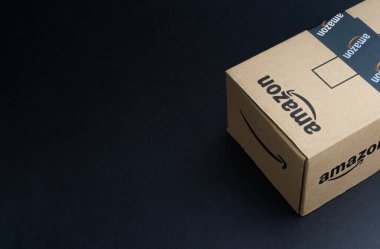 Kuala Lumpur, Malezya - 1 Nisan 2020: Amazon Prime box veya Amazon kargo kutusu kara arka planda. Ekin parçası, iş konsepti