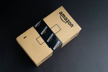 Kuala Lumpur, Malezya - 1 Nisan 2020: Amazon Prime box veya Amazon kargo kutusu kara arka planda. Ekin parçası, iş konsepti