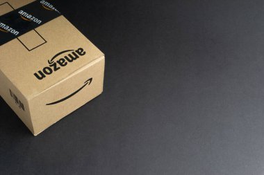Kuala Lumpur, Malezya - 1 Nisan 2020: Amazon Prime box veya Amazon kargo kutusu kara arka planda. Ekin parçası, iş konsepti