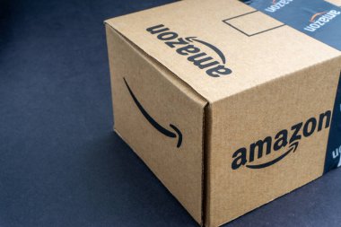 Kuala Lumpur, Malezya - 1 Nisan 2020: Amazon Prime box veya Amazon kargo kutusu kara arka planda. Ekin parçası, iş konsepti