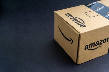 Kuala Lumpur, Malezya - 1 Nisan 2020: Amazon Prime box veya Amazon kargo kutusu kara arka planda. Ekin parçası, iş konsepti
