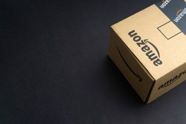 Kuala Lumpur, Malezya - 1 Nisan 2020: Amazon Prime box veya Amazon kargo kutusu kara arka planda. Ekin parçası, iş konsepti