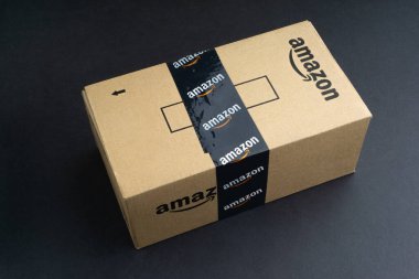 Kuala Lumpur, Malezya - 1 Nisan 2020: Amazon Prime box veya Amazon kargo kutusu kara arka planda. Ekin parçası, iş konsepti