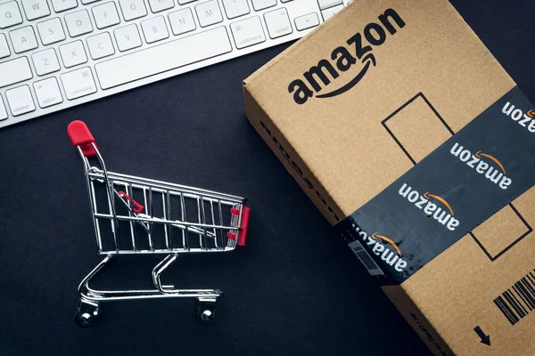 Kuala Lumpur, Malezya - 1 Nisan 2020: Amazon Prime box veya Amazon kargo kutusu kara arka planda. Ekin parçası, iş konsepti