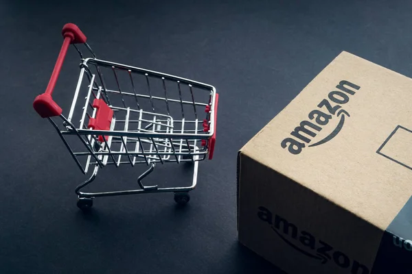 Kuala Lumpur, Malezya - 1 Nisan 2020: Amazon Prime box veya Amazon kargo kutusu kara arka planda. Ekin parçası, iş konsepti
