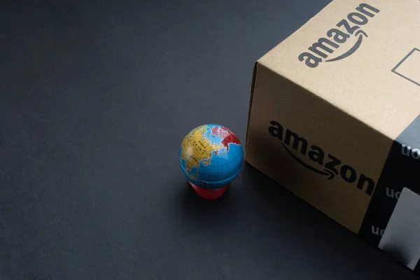 Kuala Lumpur, Malezya - 1 Nisan 2020: Amazon Prime box veya Amazon kargo kutusu kara arka planda. Ekin parçası, iş konsepti