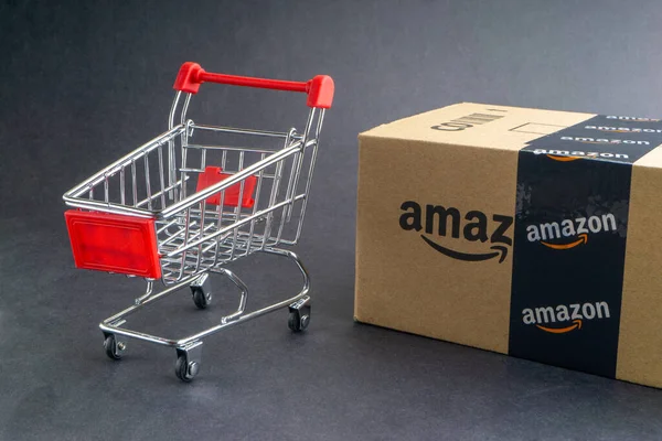 Kuala Lumpur, Malezya - 1 Nisan 2020: Amazon Prime box veya Amazon kargo kutusu kara arka planda. Ekin parçası, iş konsepti