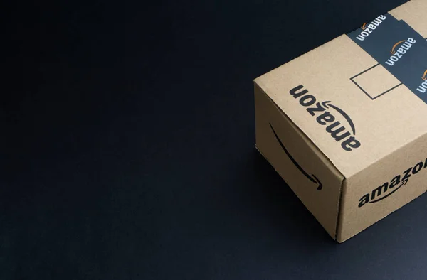 Kuala Lumpur, Malezya - 1 Nisan 2020: Amazon Prime box veya Amazon kargo kutusu kara arka planda. Ekin parçası, iş konsepti