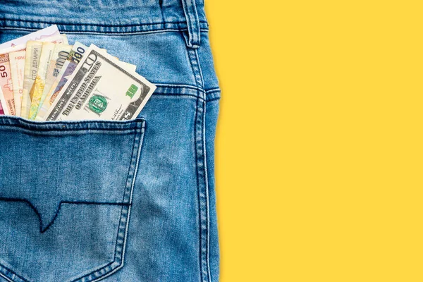 Billetes Multi Moneda Bolsillo Trasero Jeans Azules Sobre Fondo Amarillo —  Fotos de Stock