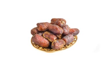 Beyaz arkaplanda meyveler veya kuru tarihler izole edildi. Ramazan Kareem Tamar Tarihleri yiyerek orucu bozuyor