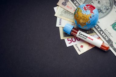 CORONAVIRUS metin para banknotları, dünya küresi ve kan testi vakum tüp siyah arka planda. Covid-19 veya Coronavirus Konsepti. Boşluğu kopyala