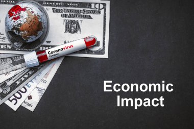 CORONAVIRUS ECONOMIC IMPACT metin para banknotları, dünya küresi ve kan testi vakum tüpü siyah arka planda. Covid-19 veya Coronavirus Kavramı 