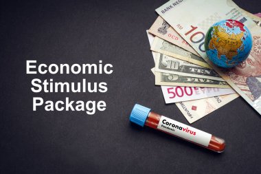 CORONAVIRUS ECONOMIC STIMULUS PACKAGE metin para banknotları, dünya küresi ve kan testi vakum tüpü siyah arka planda. Covid-19 veya Coronavirus Kavramı. 
