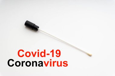 COVID-19 CORONONAVIRUS beyaz arka planda tıbbi örnek içeren metin. Covid veya Coronavirus Kavramı 