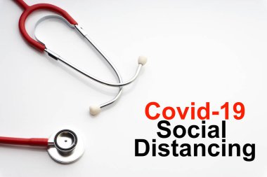 COVID-19 SOSYAL OSTANCING beyaz arka planda steteskop ile metin. Covid veya Coronavirus Kavramı 